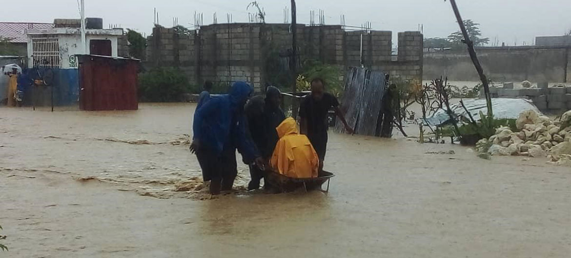 Un residente de Cité Soleil en Puerto Príncipe, Haití, es rescatado tras las inundaciones.