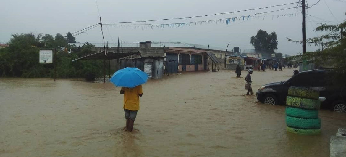 A comuna de Cité Soleil, em Porto Príncipe, Haiti, é inundada por chuvas torrenciais.