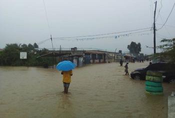 A comuna de Cité Soleil, em Porto Príncipe, Haiti, é inundada por chuvas torrenciais.