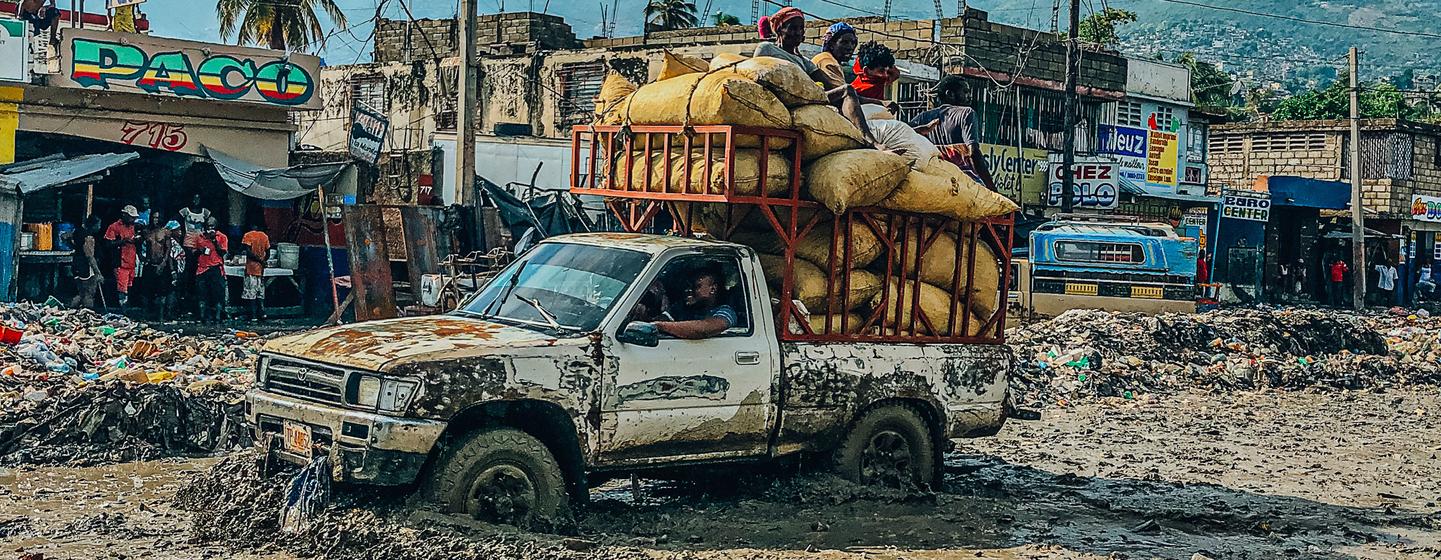 En Haïti, un véhicule s'enfonce dans la boue après la décrue des eaux.