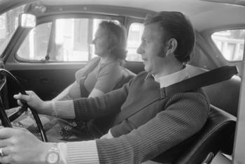 A obrigatoriedade do uso do cinto de segurança nos carros foi introduzida pela primeira vez na Europa na década de 1970.