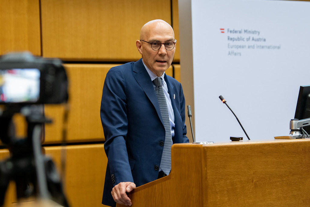 Volker Türk akizungumza katika Mkutano wa Vijana wa Watetezi wa Haki za Binadamu wa Vienna 2023 katika Kituo cha Kimataifa cha Vienna.