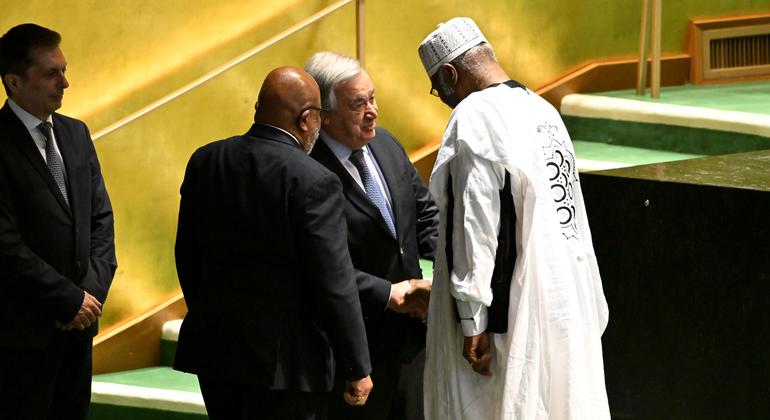 Katibu Mkuu António Guterres (katikati) akimpongeza Philemon Yang wa Cameroon, Rais mteule wa mkutano wa 79 cha Baraza Kuu la Umoja wa Mataifa.