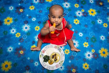 O Unicef está ajudando a fornecer refeições nutritivas para crianças em Dhaka, Bangladesh