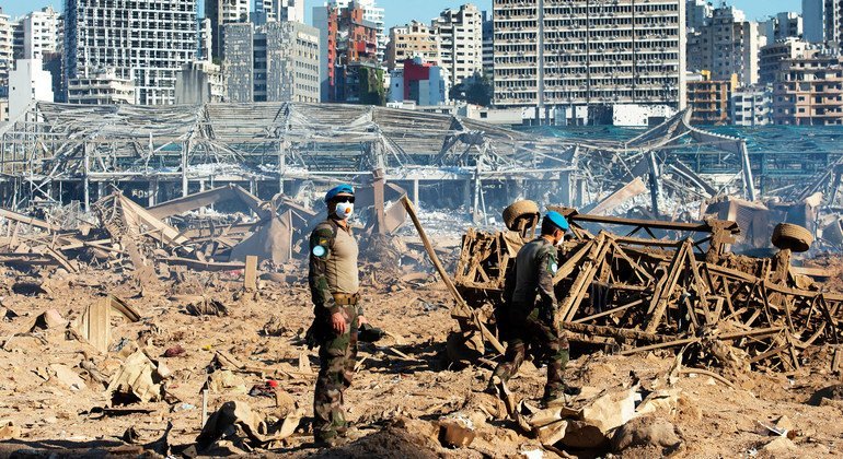 लेबनान में संयुक्त राष्ट्र मिशन की टीम विस्फोट से हुई तबाही का आकलन करते हुए.