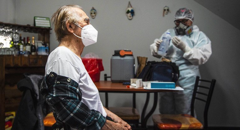 Un hombre mayor recibe la vacuna del COVID-19 en Perú.