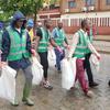 Le Coordonnateur Résident de l’ONU au Bénin (en capuche) et son groupe de retour avec des sacs remplis de sachets plastiques.