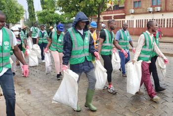 Le Coordonnateur Résident de l’ONU au Bénin (en capuche) et son groupe de retour avec des sacs remplis de sachets plastiques.