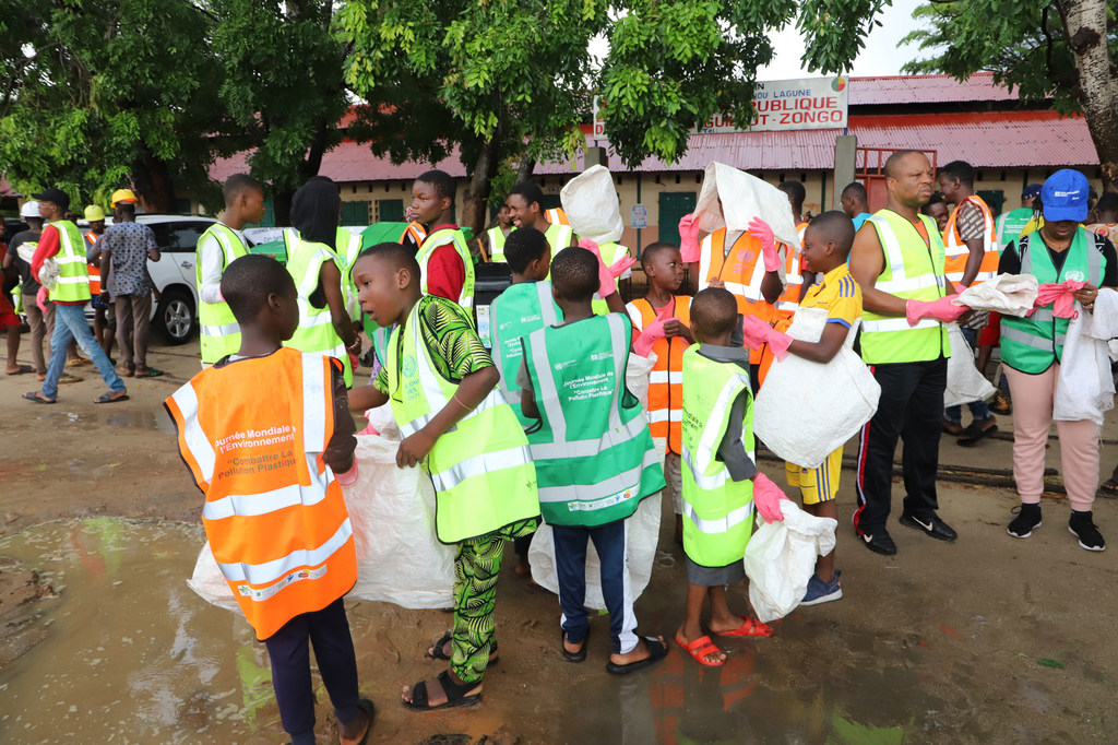 Des écoliers du quartier Zongo, à Cotonou, au Bénin, venus prendre part à la campagne de sensibilisation et de nettoyage à l’occasion de la Journée mondiale de l’environnement.