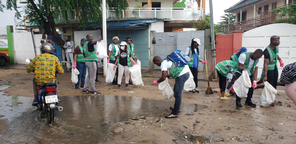 Un groupe de participants à la campagne de sensibilisation et de nettoyage à l’occasion de la Journée mondiale de l’environnement dans le quartier Zongo, à Cotonou, au Bénin.