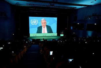 Генсек ООН Антониу Гутерриш выступает по видеосвязи. 
