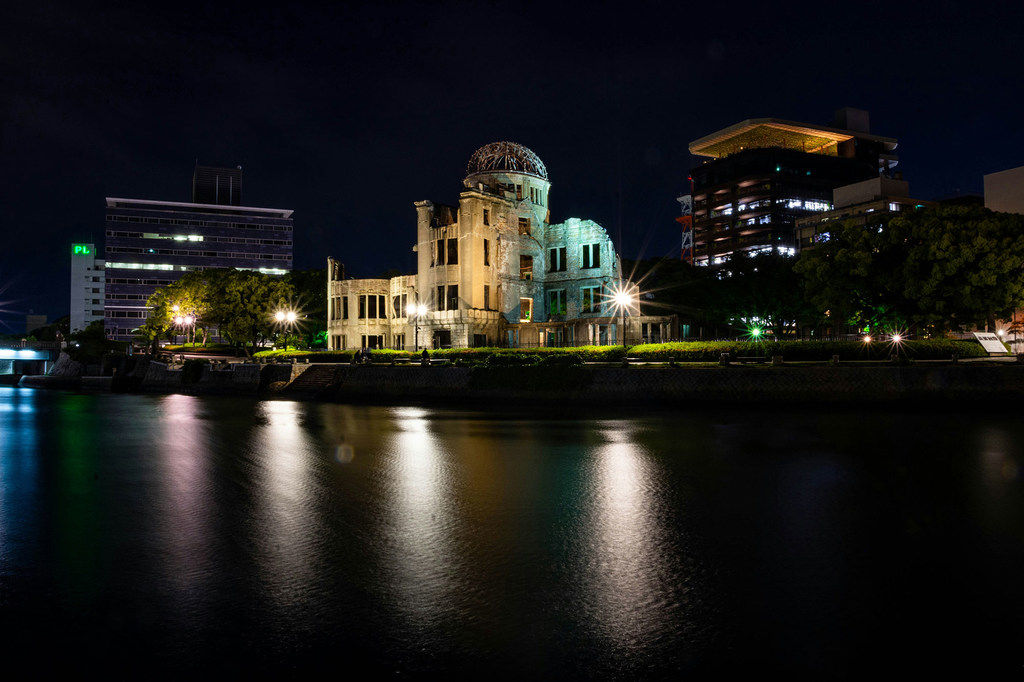 Mtazamo wa usiku wa Kuba la Genbaku (Kuba la bomu) huko Hiroshima, Japani, likiwa na mwangaza wake majini.