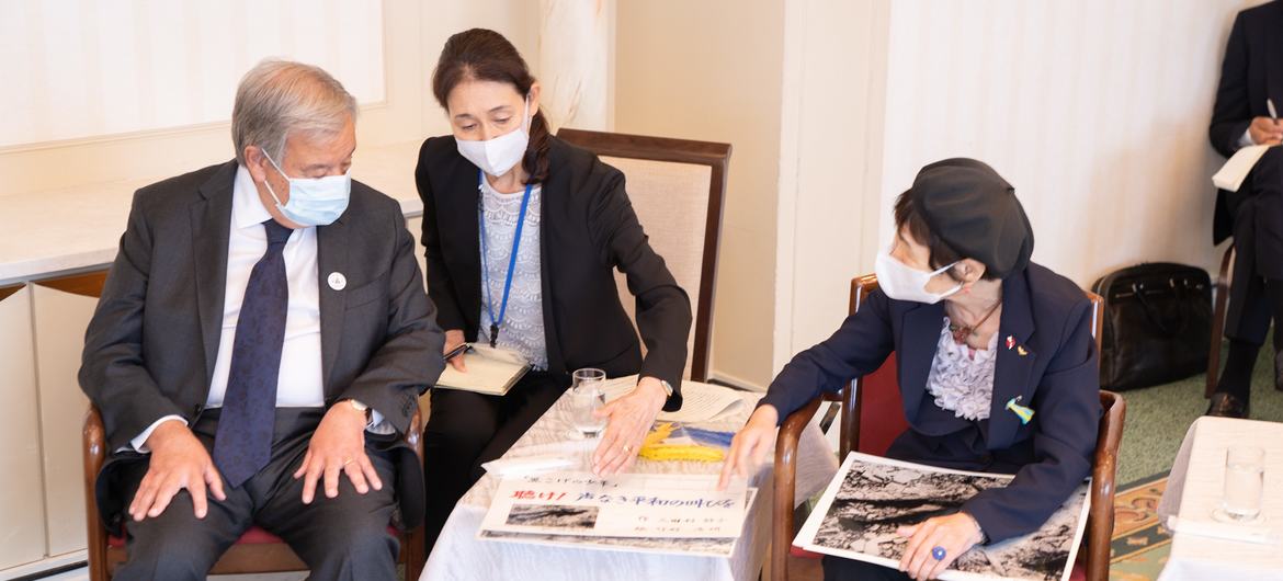 Katibu Mkuu wa UN António Guterres alikutana na Hibakusha kutoka Hiroshima na Nagasaki wakati wa ziara ya Japan mnamo 2022.