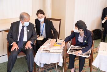 سیکرٹری جنرل انتونیو گوتیرش ہیروشیما اور ناگاساکی پر ایٹمی حملوں میں بچ جانے والے افراد جنہیں ہیباکوشا کہا جاتا ہے سے ملاقات کر رہے ہیں (فائل فوٹو)۔