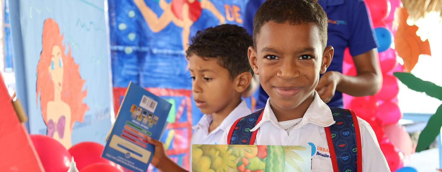 Dos niños participantes en las actividades educativas de DREAM Project en la República Dominicana.