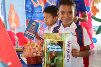 Dos niños participantes en las actividades educativas de DREAM Project en la República Dominicana.