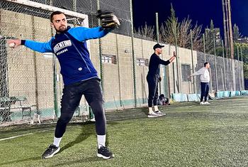 Carlos practica sus lanzamientos en una sesión de entrenamiento en Buenos Aires.