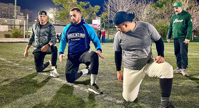 Jugadores de béisbol del Ferro realizan ejercicios durante una sesión de entrenamiento en Buenos Aires.