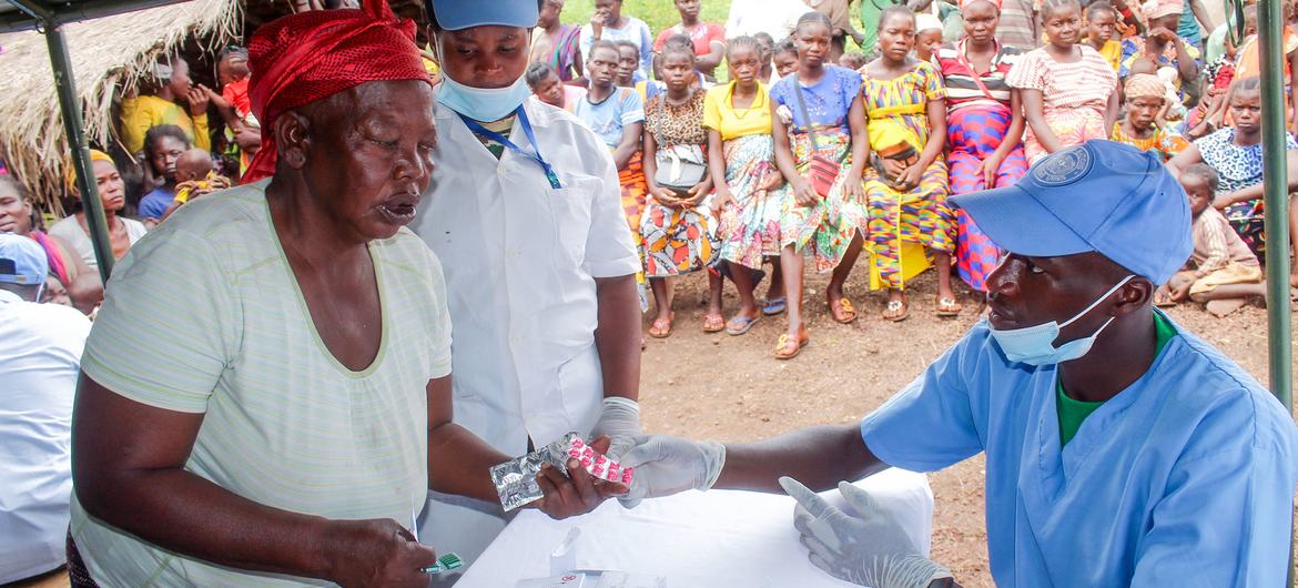 Des soldats de la paix de l'ONU fournissent des soins médicaux gratuits aux villageois de Dekoa, en République centrafricaine.