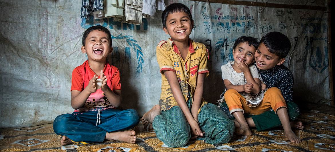 بنگلہ دیش کے کاکس بازار کیمپ میں روہنگیا پناہ گزین بچے خوشگوار موڈ میں۔