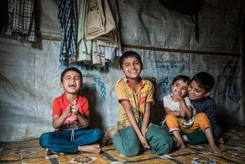 Niños rohingya que viven en un campo de refugiados en Cox's Bazar, Bangladesh, disfrutan de un momento más alegre. 