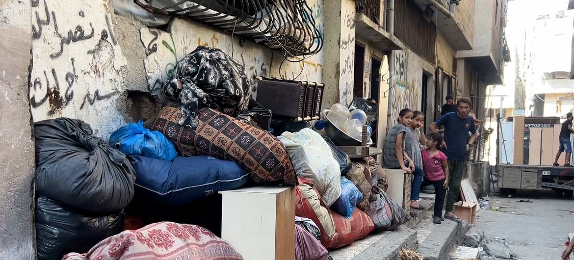 Abu Amer al-Sharif y su familia en la ciudad de Gaza retiran sus pertenencias y artículos para el hogar de su hogar, preparándose para otro desplazamiento más. Abu Amer al-Sharif y su familia en la ciudad de Gaza retiran sus pertenencias y artículos para el hogar de su hogar, preparándose para otro desplazamiento más.