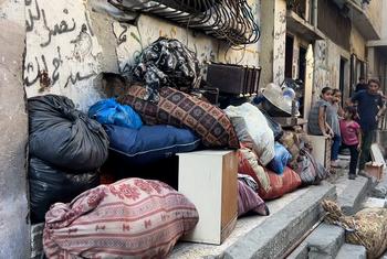 عائلة أبو عامر الشريف تنقل أغراضها وممتلكاتها في حي الشيخ رضوان في مدينة غزة استعدادا لنزوح آخر.