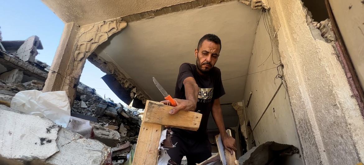 Hossam Madi, residente del jeque Radwan en la ciudad del norte de Gaza, elimina algunas de sus pertenencias de su hogar destruido. Hossam Madi, residente del jeque Radwan en la ciudad del norte de Gaza, elimina algunas de sus pertenencias de su hogar destruido.
