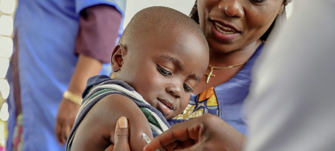 Um menino recebe uma vacina contra o sarampo durante uma campanha de vacinação em Impfondo, República do Congo.