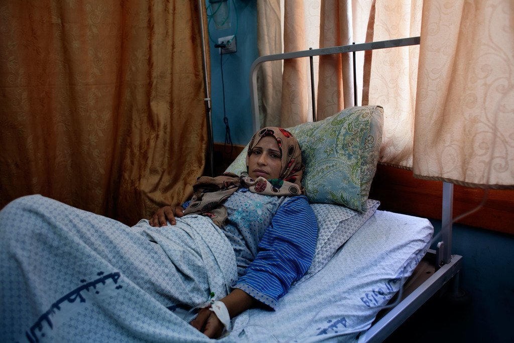 Mama aliyejifungua mtoto mfu akipata matunzo katika hospitali ya Al-Shifa Gaza. (maktaba)