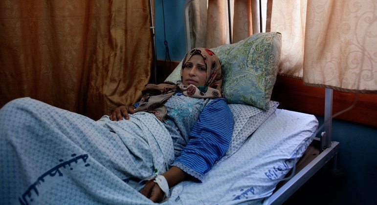 Mulher se recupera após dar à luz uma menina natimorta no Hospital Al-Shifa, em Gaza