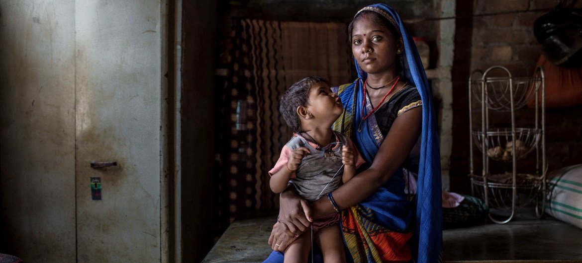 En India, cinco de cada personas en pobreza multidimensional pertenecían a tribus o castas más bajas. 