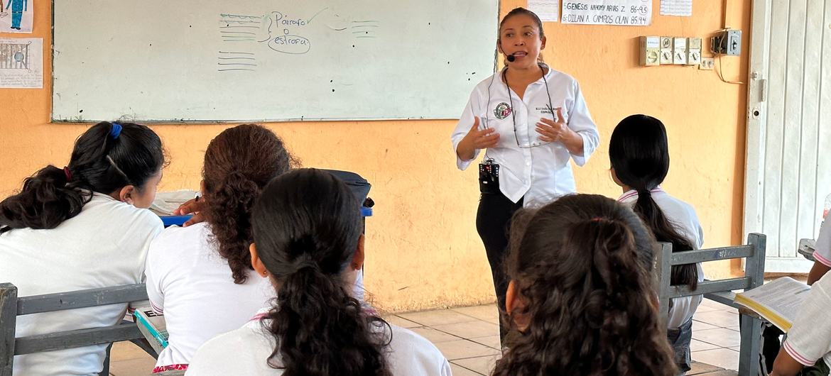 Cecilia del Carmen Real Magaña enseña español en una escuela secundaria de Tenosique, en Tabasco, México. La maestra afirma que convivir con los niños de diferentes nacionalidades permite fortalecer el aprendizaje e intercambiar sobre culturas y ser más …