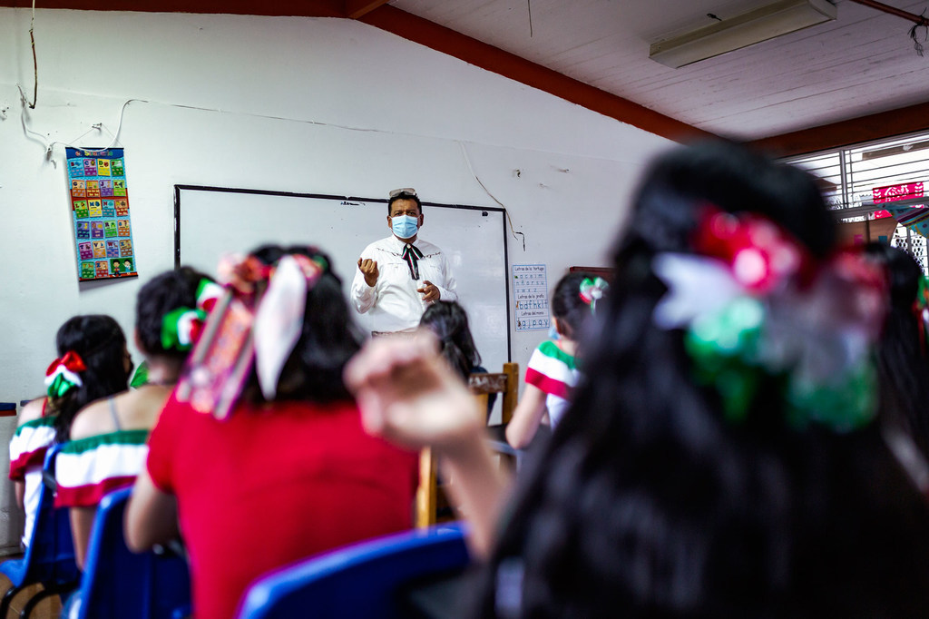 Uriel Vázquez Peña enseña en una escuela de Tapachula, en Chiapas, México, desde hace 20 años. Afirma que los niños aceptan las diferencias más fácilmente que los adultos. En sus grupos ha habido niños de Honduras, indígenas Mam, El Salvador, Haití, y to…