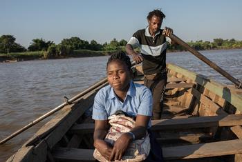 Margarida Joaquim Oio Oio, de 16 años, alumna de sexto curso de la escuela primaria Primeiro de Junio, en la provincia de Sofala, Mozambique, monta en una barca de camino a casa por la tarde.