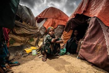 Una niña sentada frente a la tienda de campaña en la que vive su familia en un campo de desplazados internos en Mogadiscio, Somalia, en octubre de 2022.