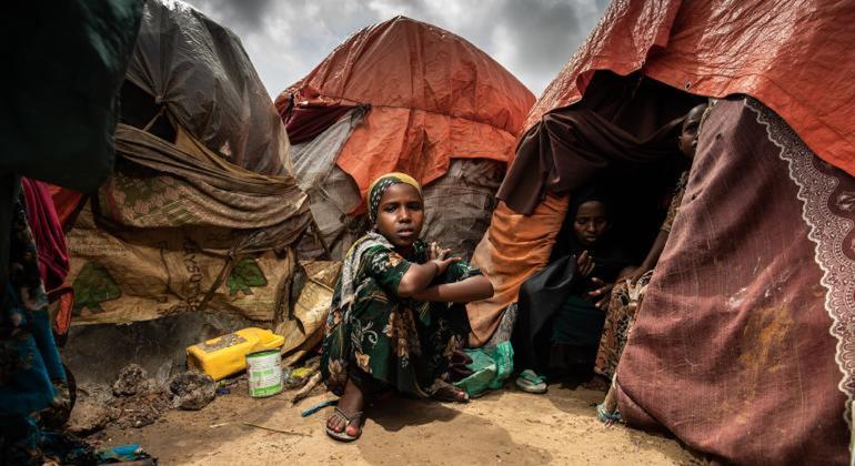 Una niña sentada frente a la tienda donde vive su familia en un campamento de desplazados internos en Mogadiscio, Somalia, en octubre de 2022.