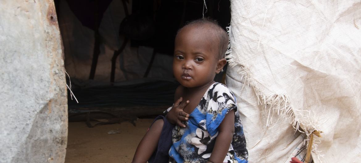طفلة تجلس خارج منزل مؤقت في مخيم جورمان للنازحين داخلياً على مشارف مقديشو، الصومال.