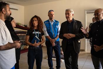 پناہ گزینوں کے لیے اقوام متحدہ کے ادارے یو این ایچ سی آر فلیپو گرینڈی (دائیں جانب سے دوسرے) بیروت میں نقل مکانی پر مجبور ایک خاندان سے مل رہے ہیں جو ایک سکول میں پناہ لیے ہوئے ہے۔