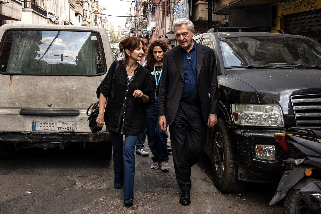 Kamishna Mkuu UN Filippo Grandi anatembea katika kitongoji cha Beirut akiwa na timu mnamo Oktoba 6, 2024.