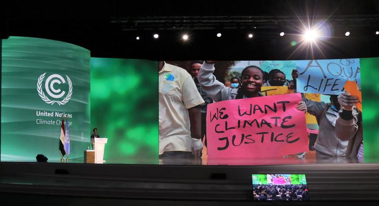 طلبت ليا ناموجيروا، ناشطة مناخية من أوغندا، قادة العالم المشاركين في القمة بالتحدث كما لو كانوا في حالة طوارئ، لأن ذلك هو ما يحدث