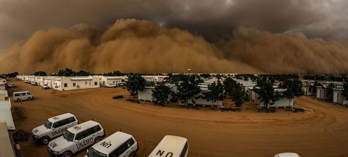 Uma tempestade de areia, conhecida localmente como haboob, se acumula sobre um complexo da ONU no norte de Darfur, no Sudão.