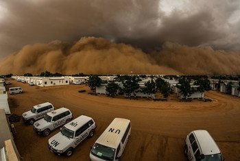 Uma tempestade de areia, conhecida localmente como haboob, se acumula sobre um complexo da ONU no norte de Darfur, no Sudão.