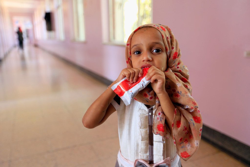 Юная жительница Йемена в больнице в Сане получает лечение от истощения, связанного с недоеданием. 