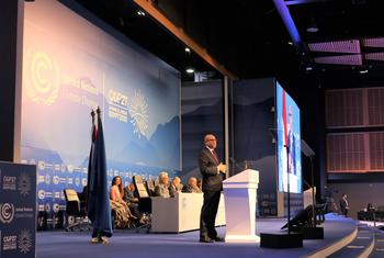 Simon Stiell, máximo responsables de la Convención Marco de las Naciones Unidas sobre el Cambio ClimáticoC, hablando en la inauguración oficial de la COP27.