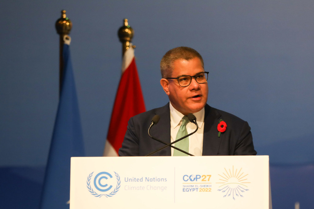 Alok Sharma habla en un podio durante la conferencia sobre el clima COP27 en Sharm el-Sheikh, Egipto.