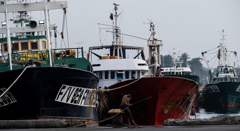 Barcos pesqueros atracados en el complejo portuario de General Santos City, en Filipinas.