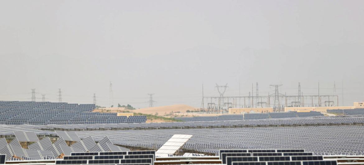 Uma central de energia solar no deserto de Kubuqi, em Ordos