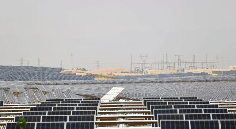 Uma central de energia solar no deserto de Kubuqi, em Ordos