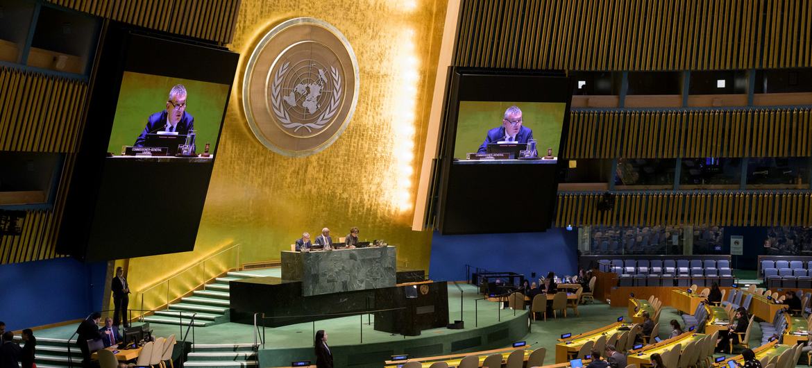 فيليب لازاريني، المفوض العام لوكالة الأمم المتحدة لإغاثة وتشغيل لاجئي فلسطين في الشرق الأدنى (الأونروا)، يقدم إحاطة من على منصة الجمعية العامة في الاجتماع غير الرسمي.